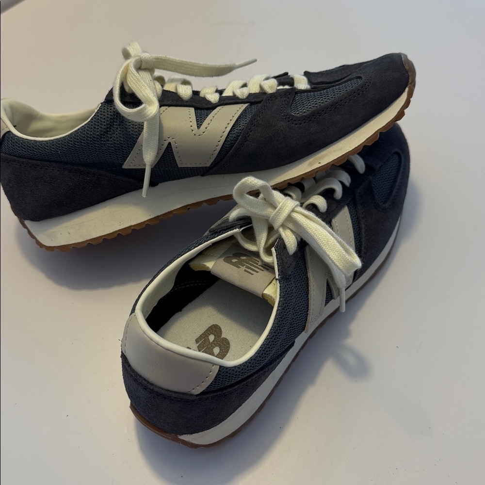 New Balance Women’s Navy and Grey Sneakers Sz 8. NWOB. Box28. SEE PICTURES - Picture 3 of 7